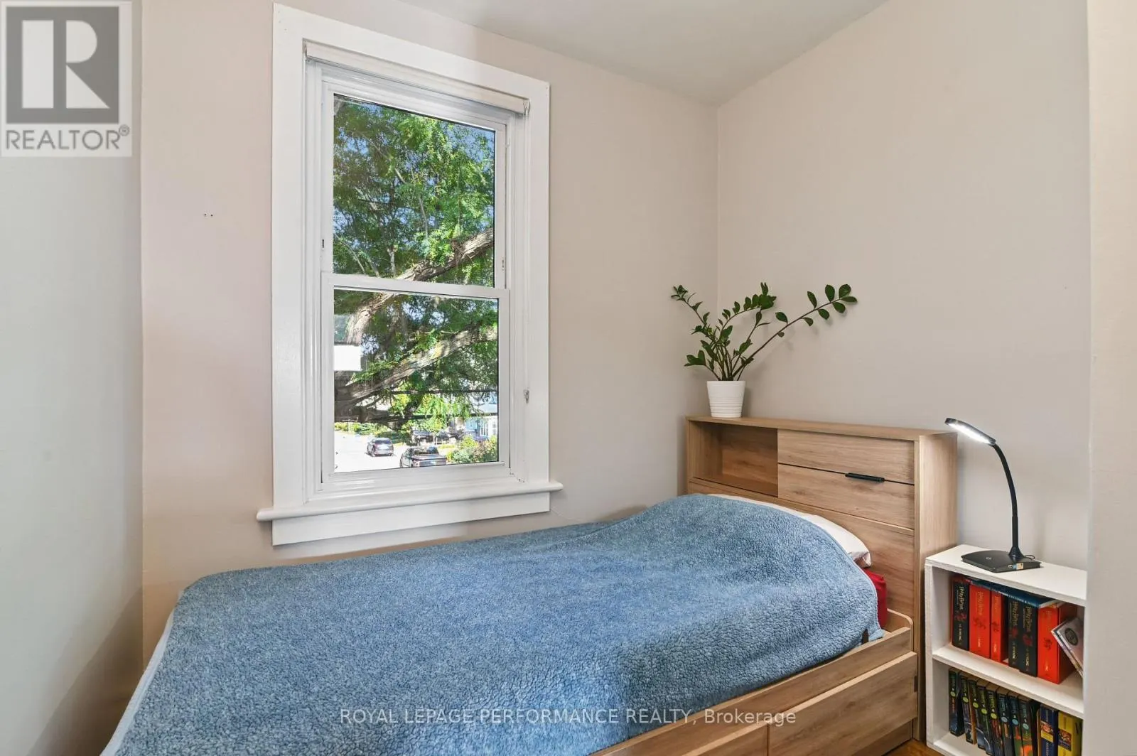 52 MARLOWE CRESCENT