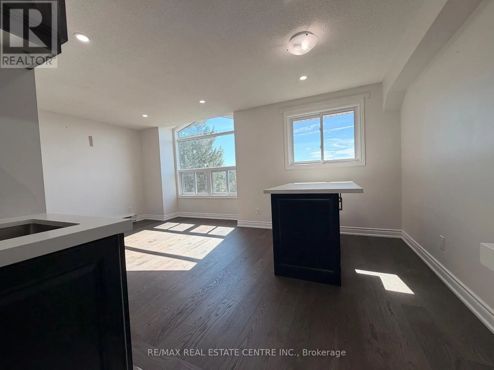 301 - 60 DONLY DRIVE S #301