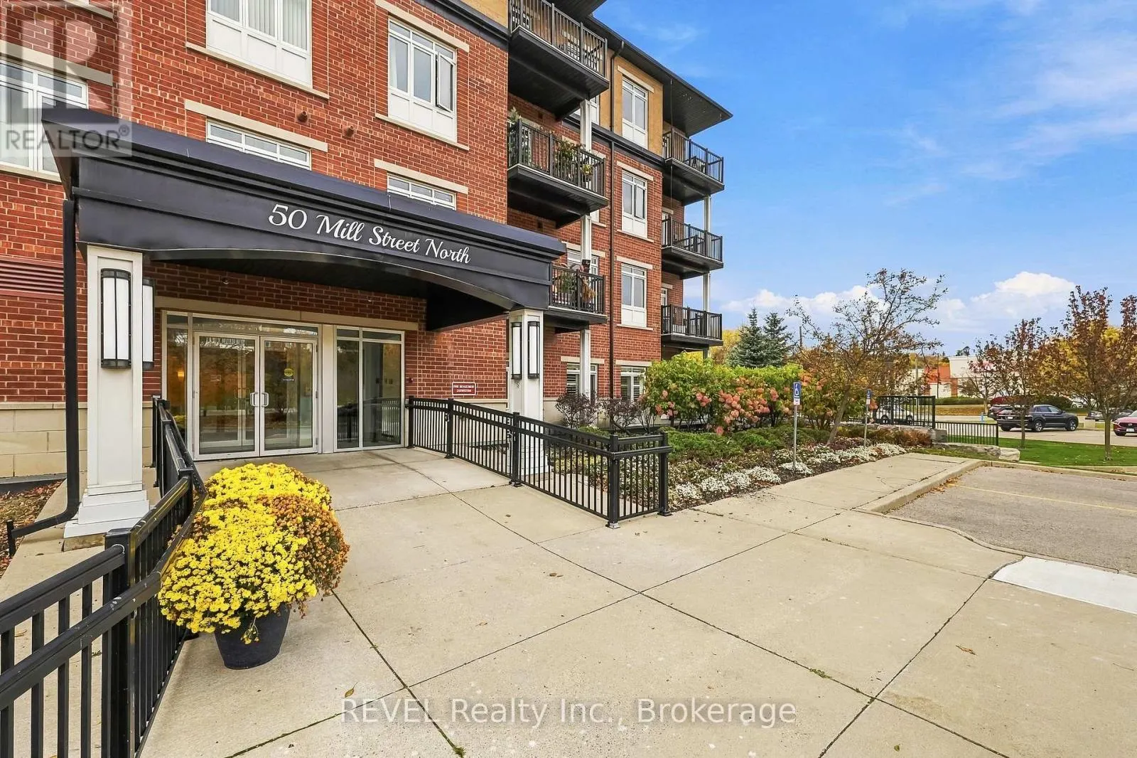 313 - 50 MILL STREET N #313