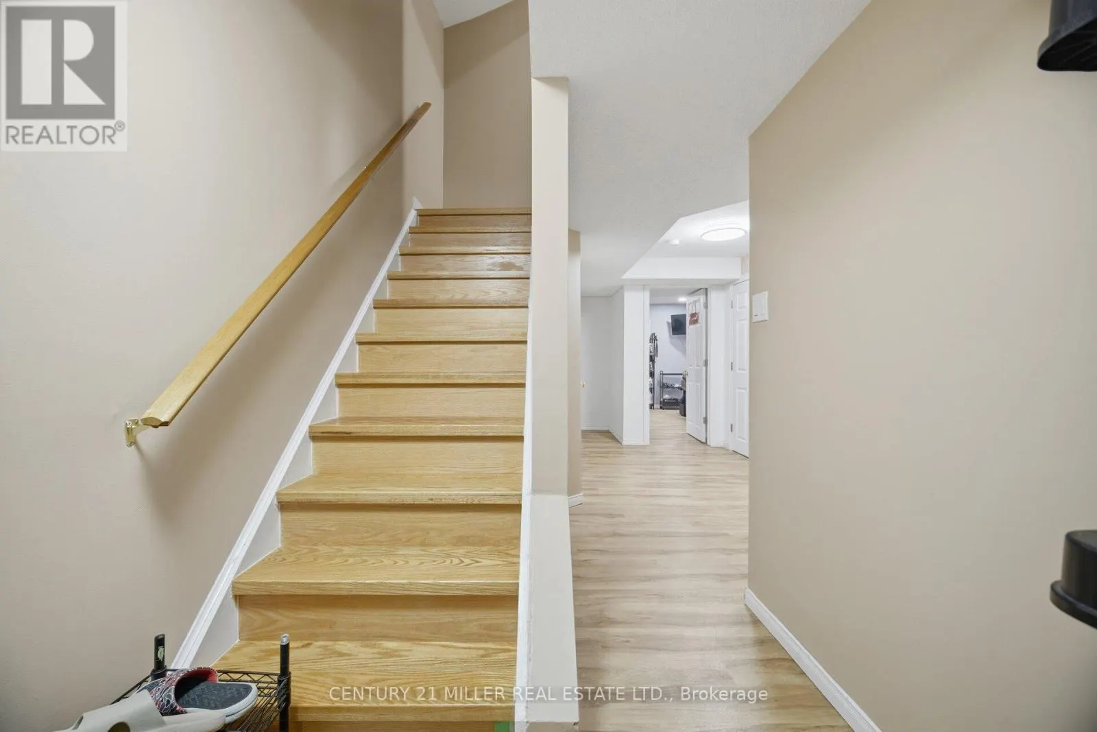 23 - 1809 UPPER WENTWORTH STREET