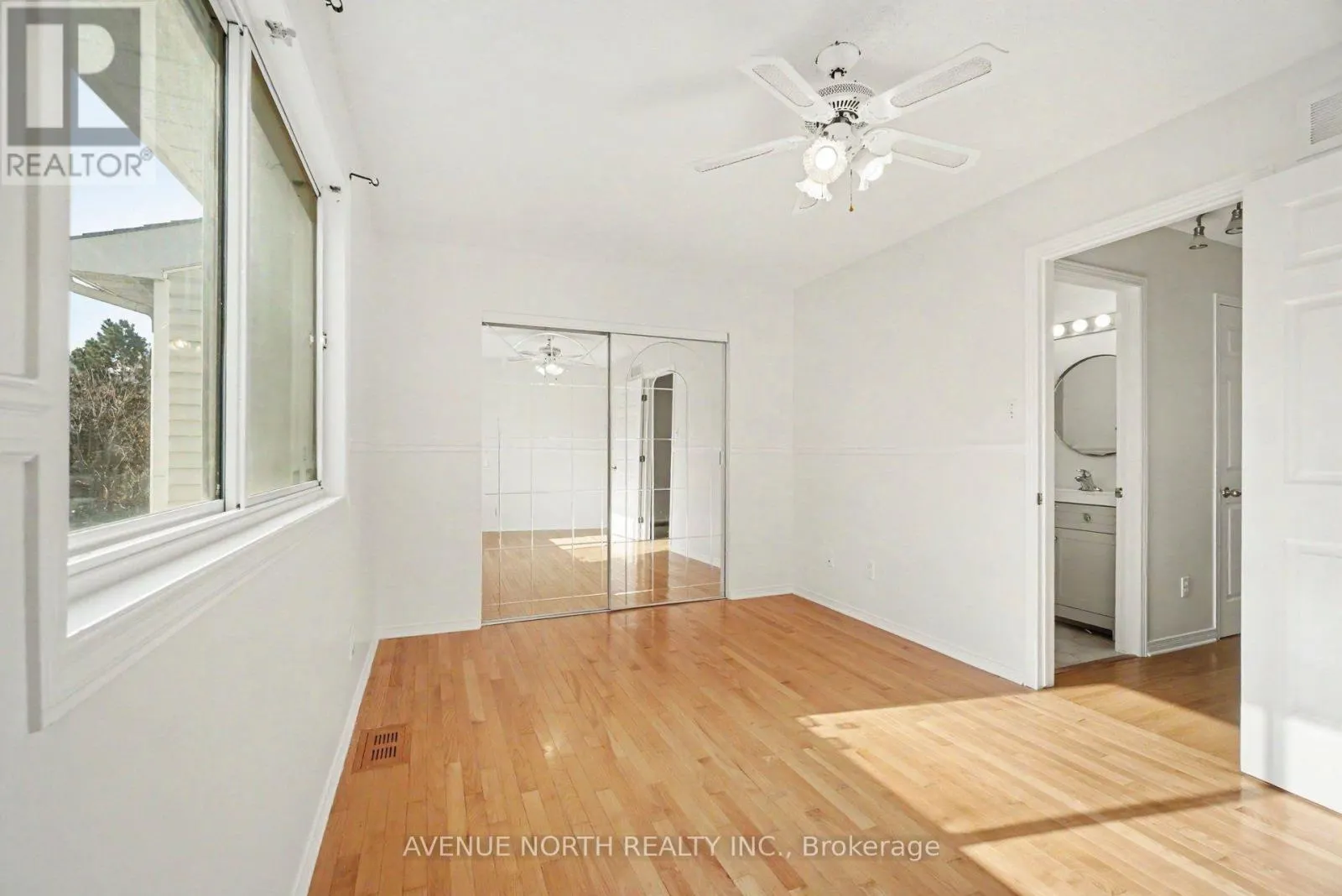 82 THORNBURY CRESCENT