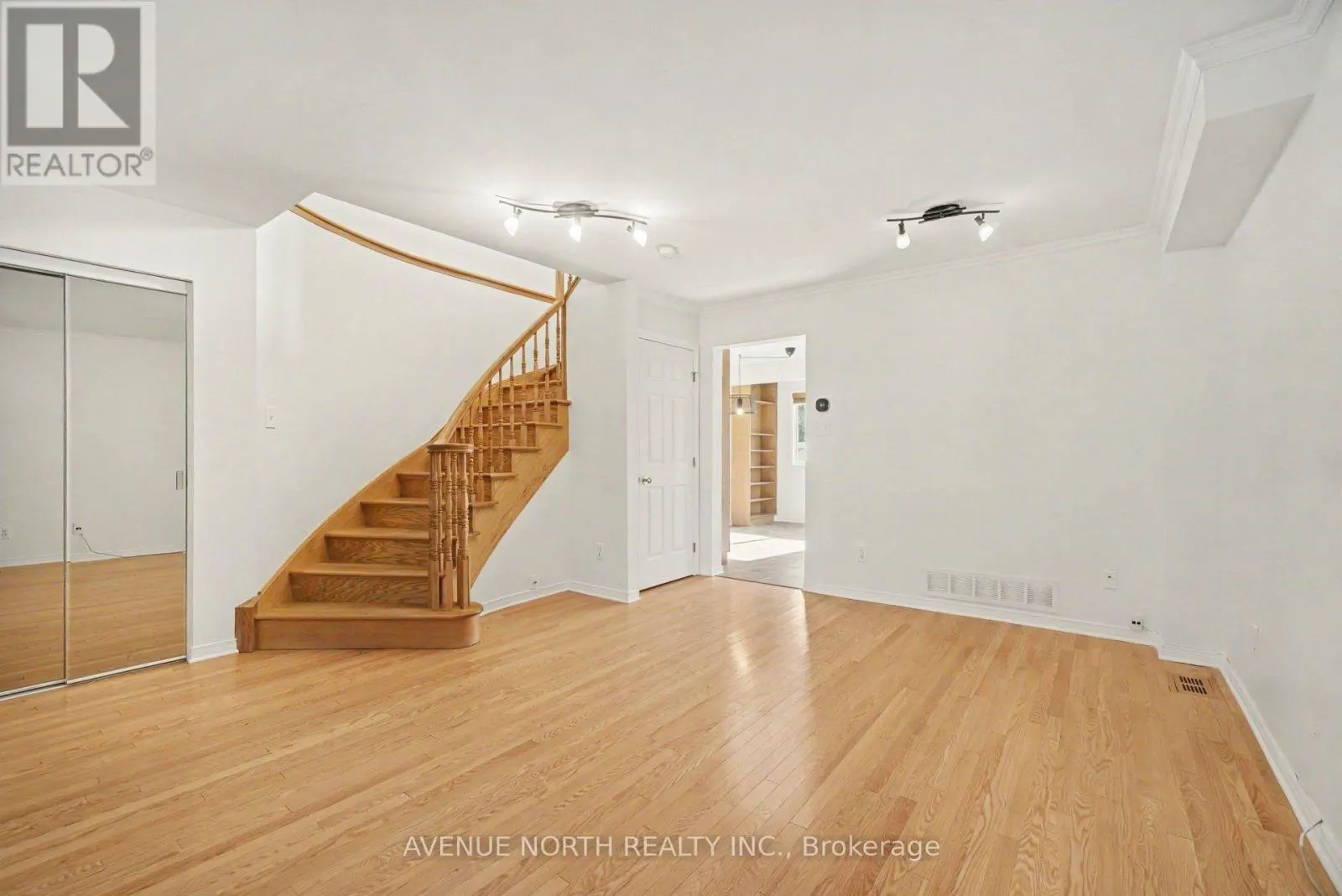82 THORNBURY CRESCENT