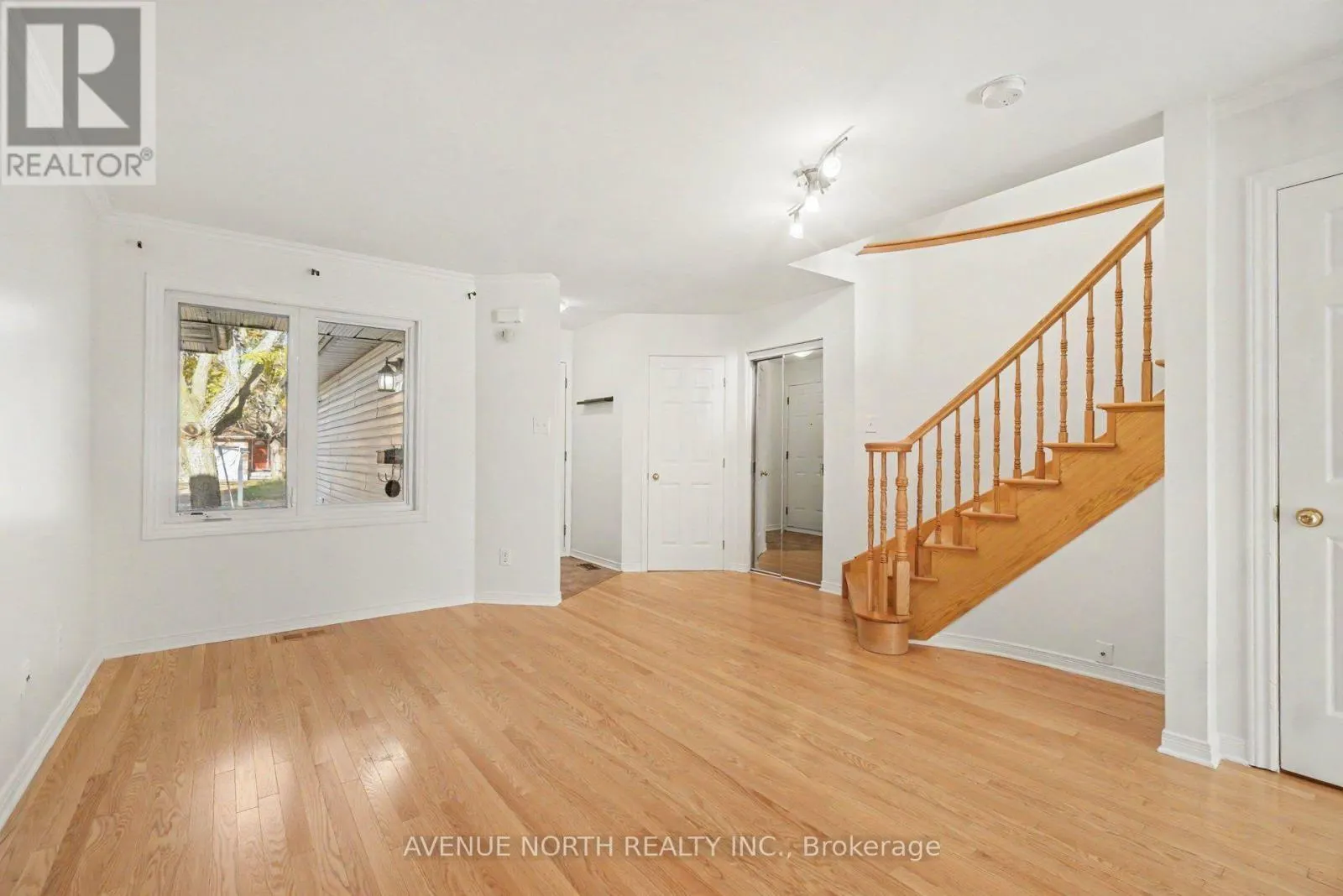 82 THORNBURY CRESCENT