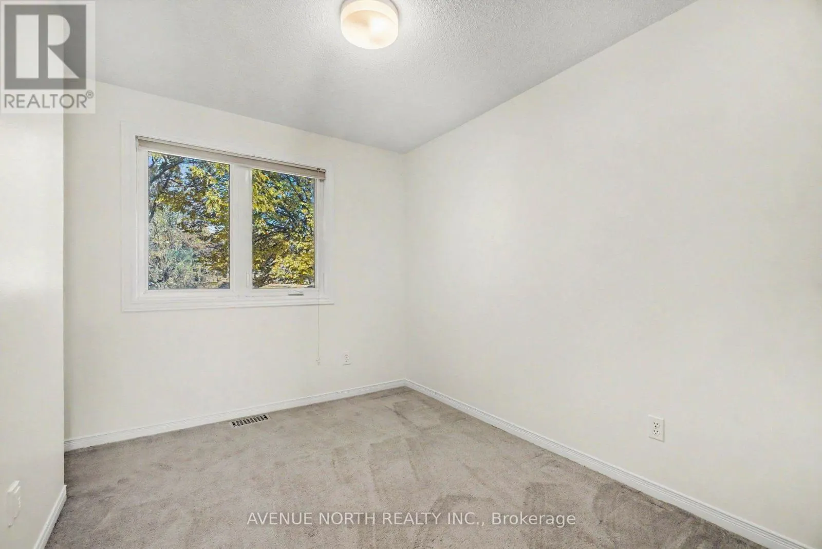 82 THORNBURY CRESCENT
