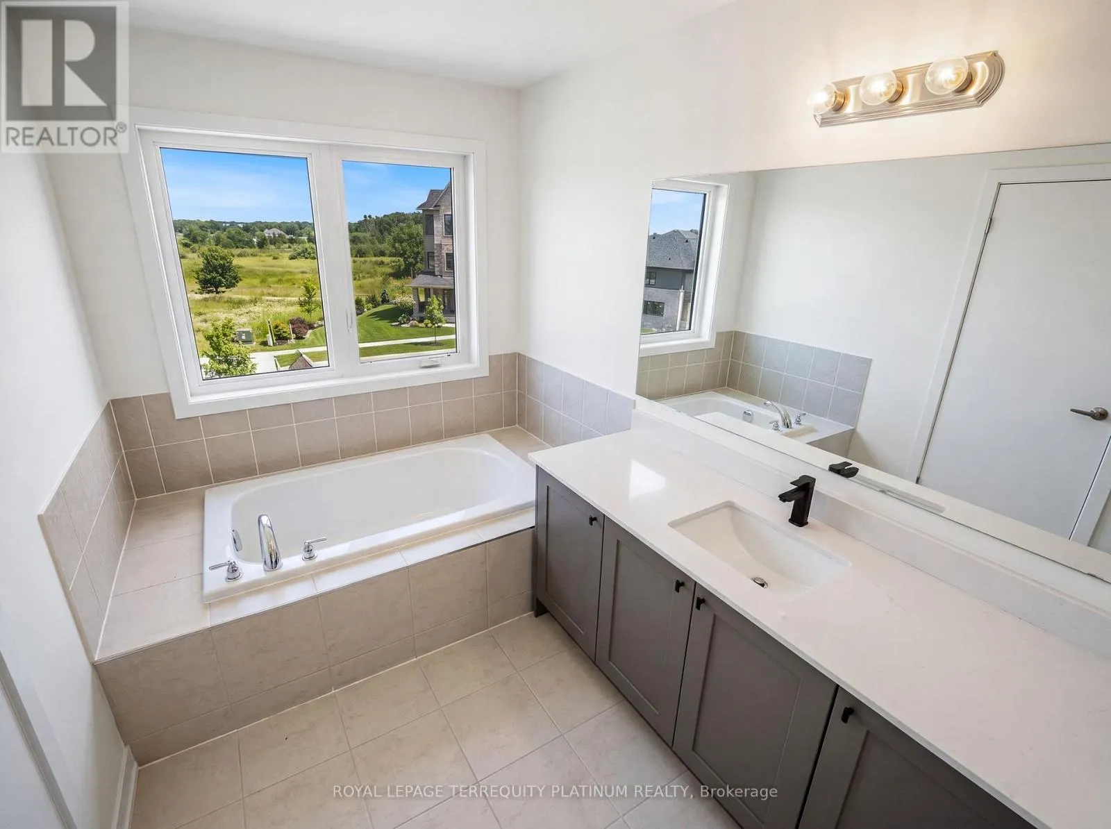 4 - 160 DENSMORE ROAD