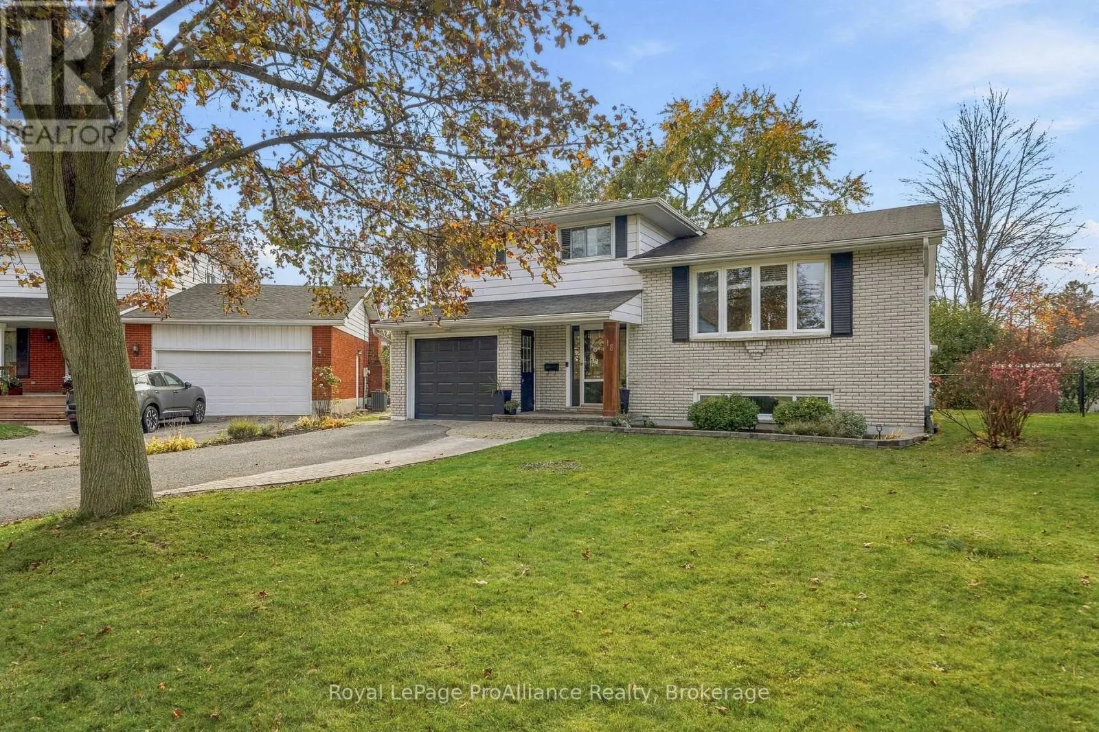 18 DIAMOND CRESCENT