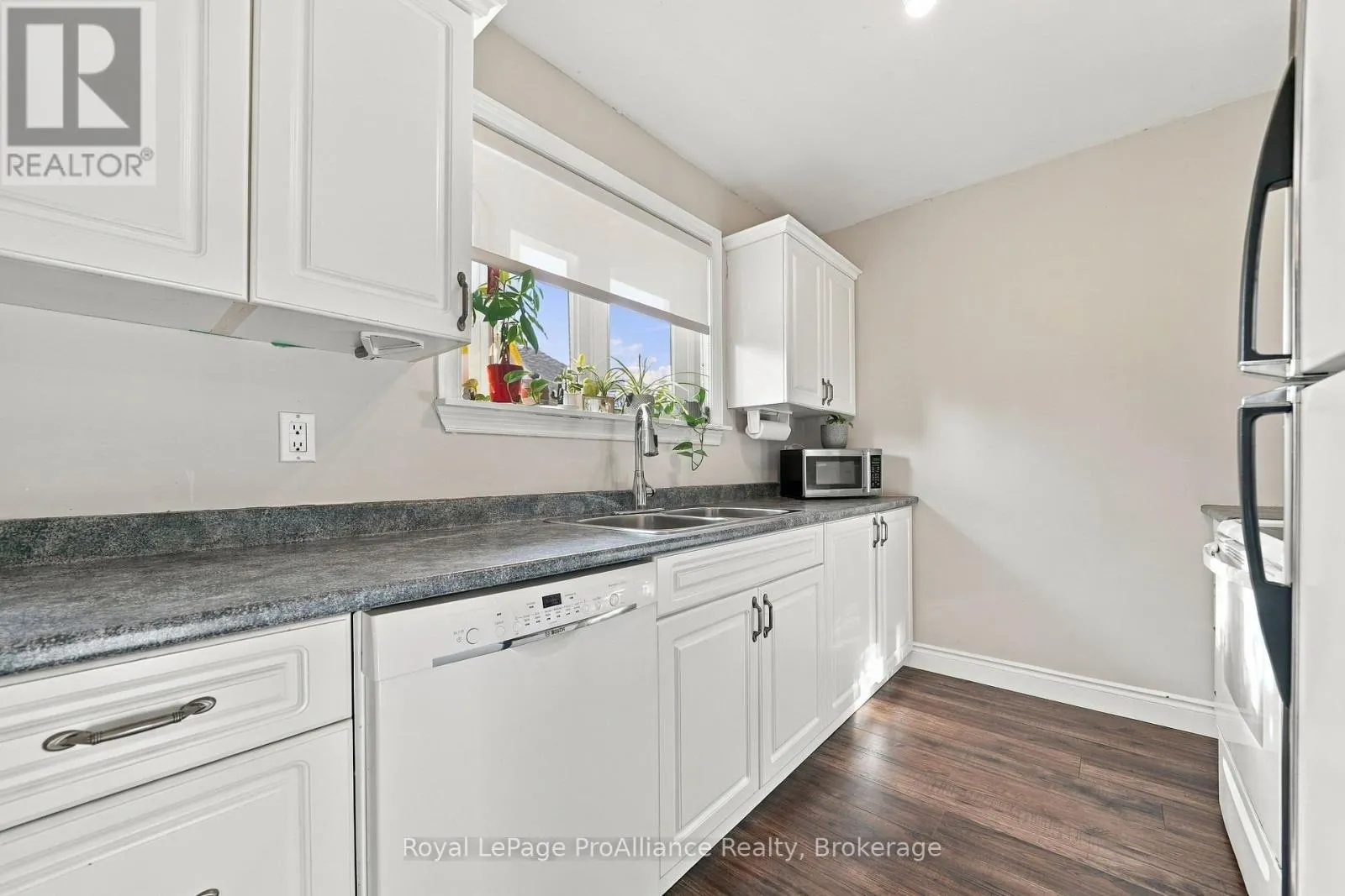 18 DIAMOND CRESCENT