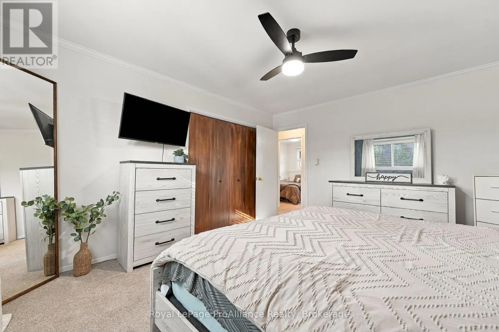 18 DIAMOND CRESCENT