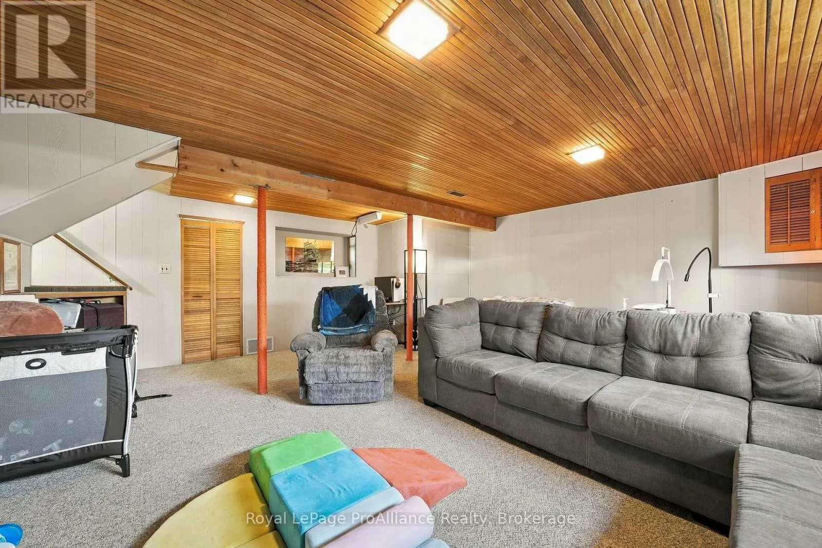 18 DIAMOND CRESCENT