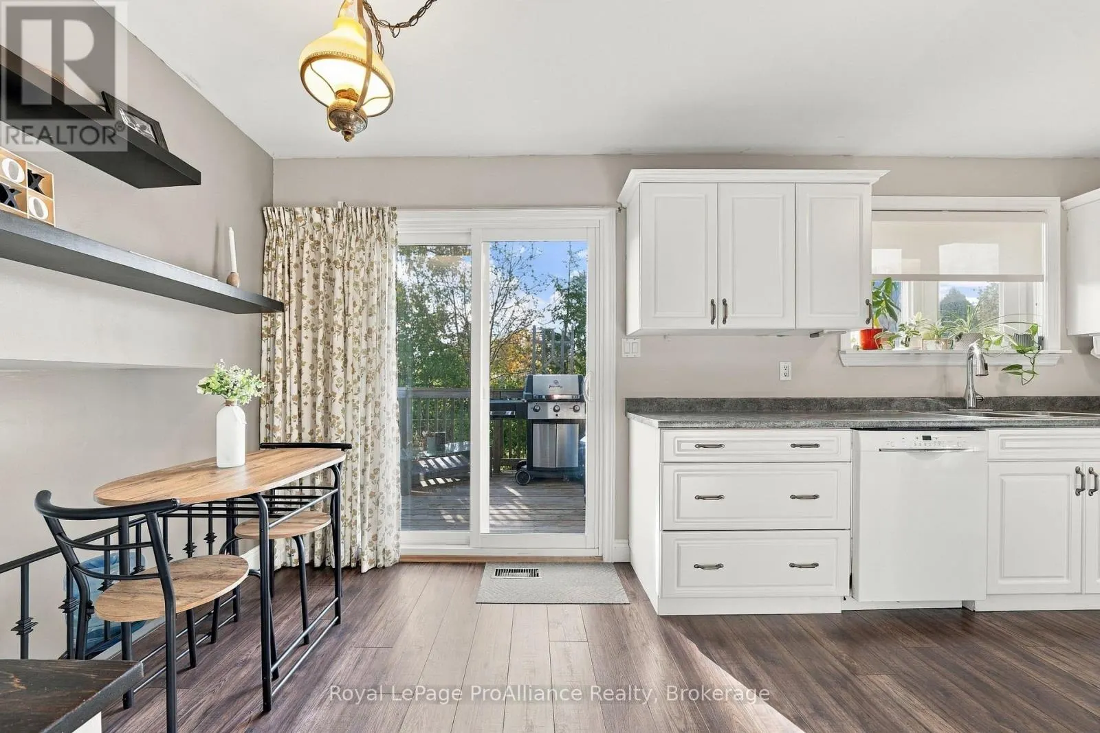 18 DIAMOND CRESCENT