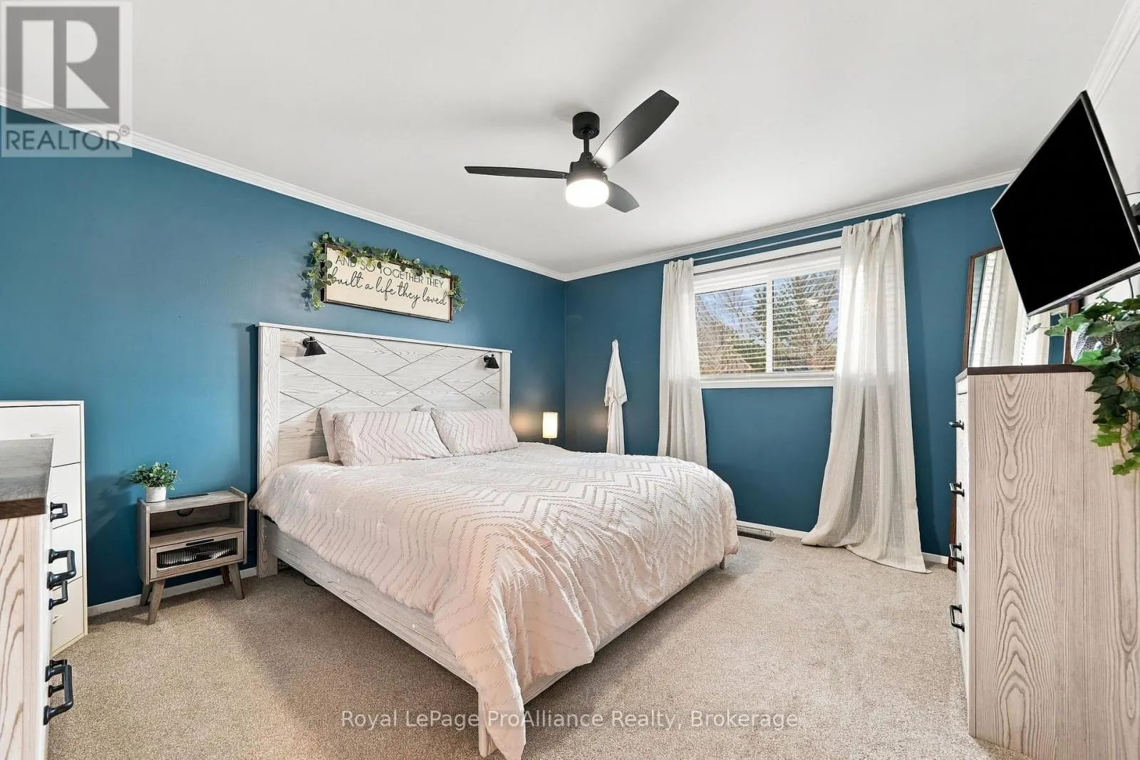 18 DIAMOND CRESCENT