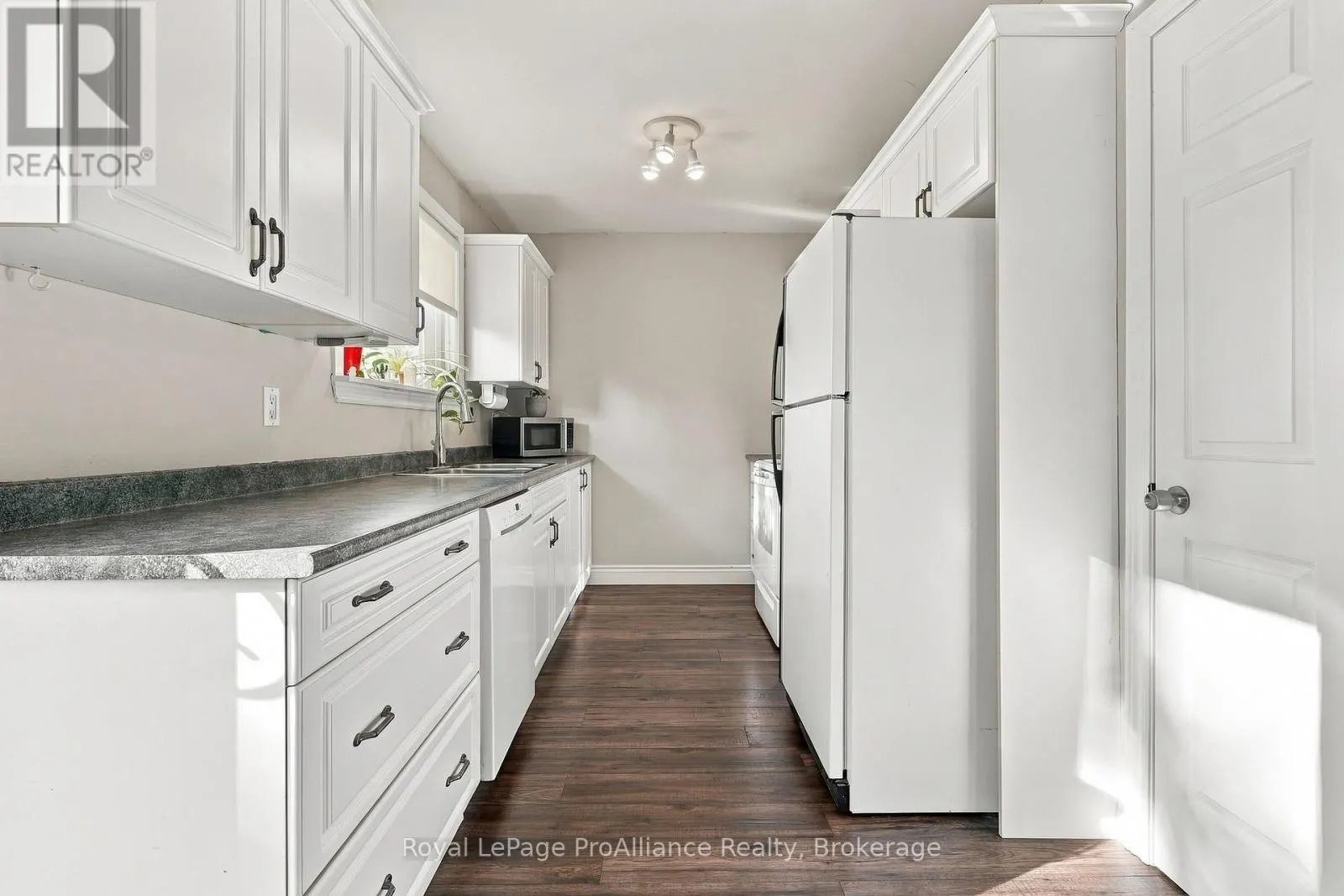 18 DIAMOND CRESCENT