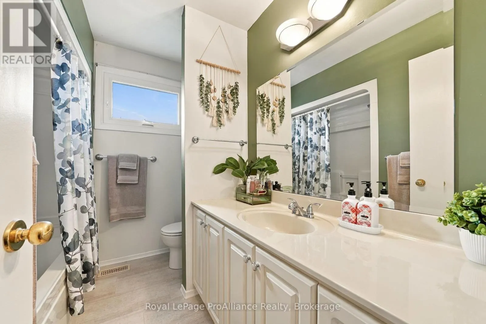 18 DIAMOND CRESCENT
