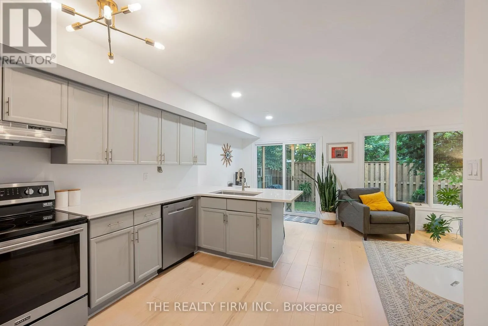 12 - 810 MAITLAND STREET #12