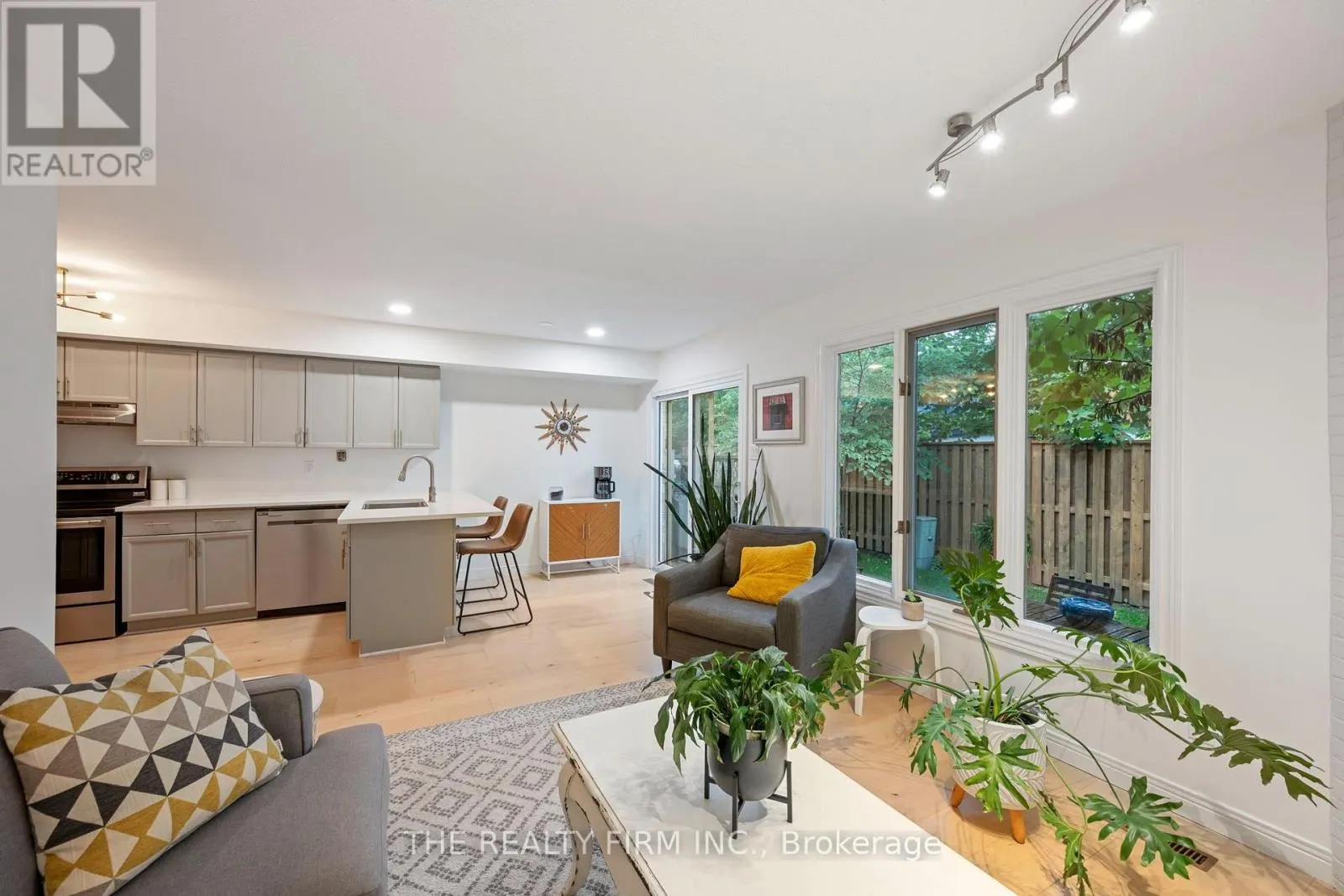 12 - 810 MAITLAND STREET #12