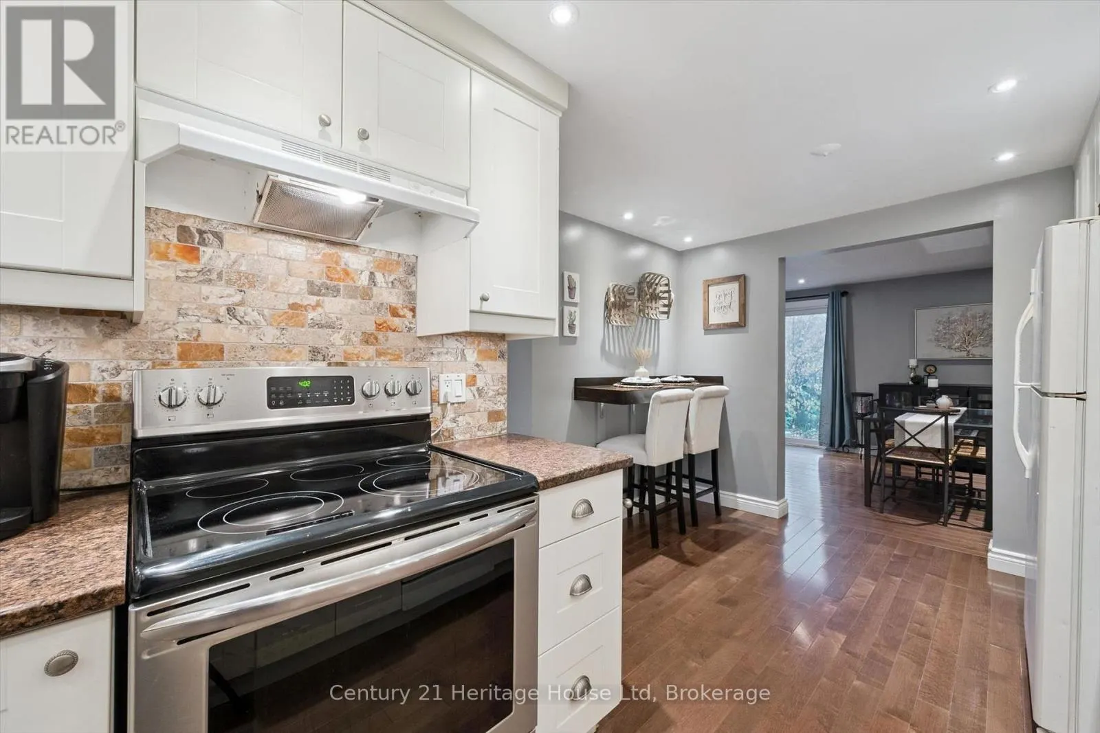 3 - 129 VICTORIA ROAD #3