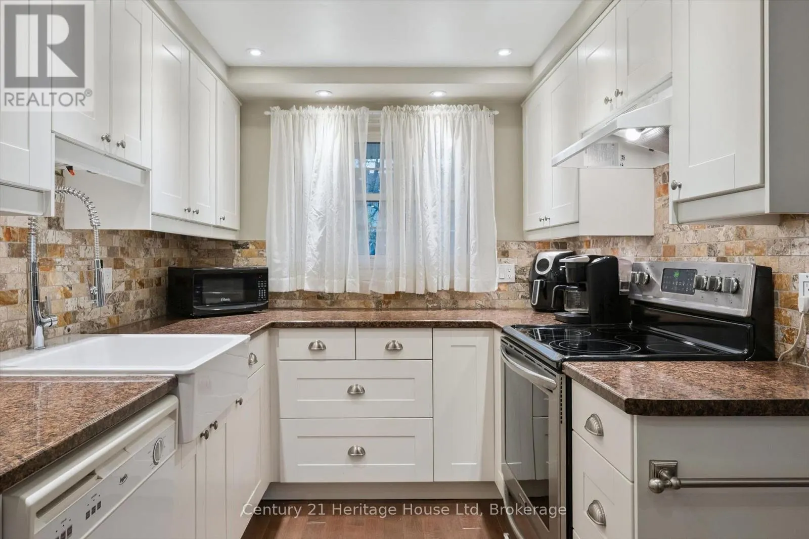 3 - 129 VICTORIA ROAD #3