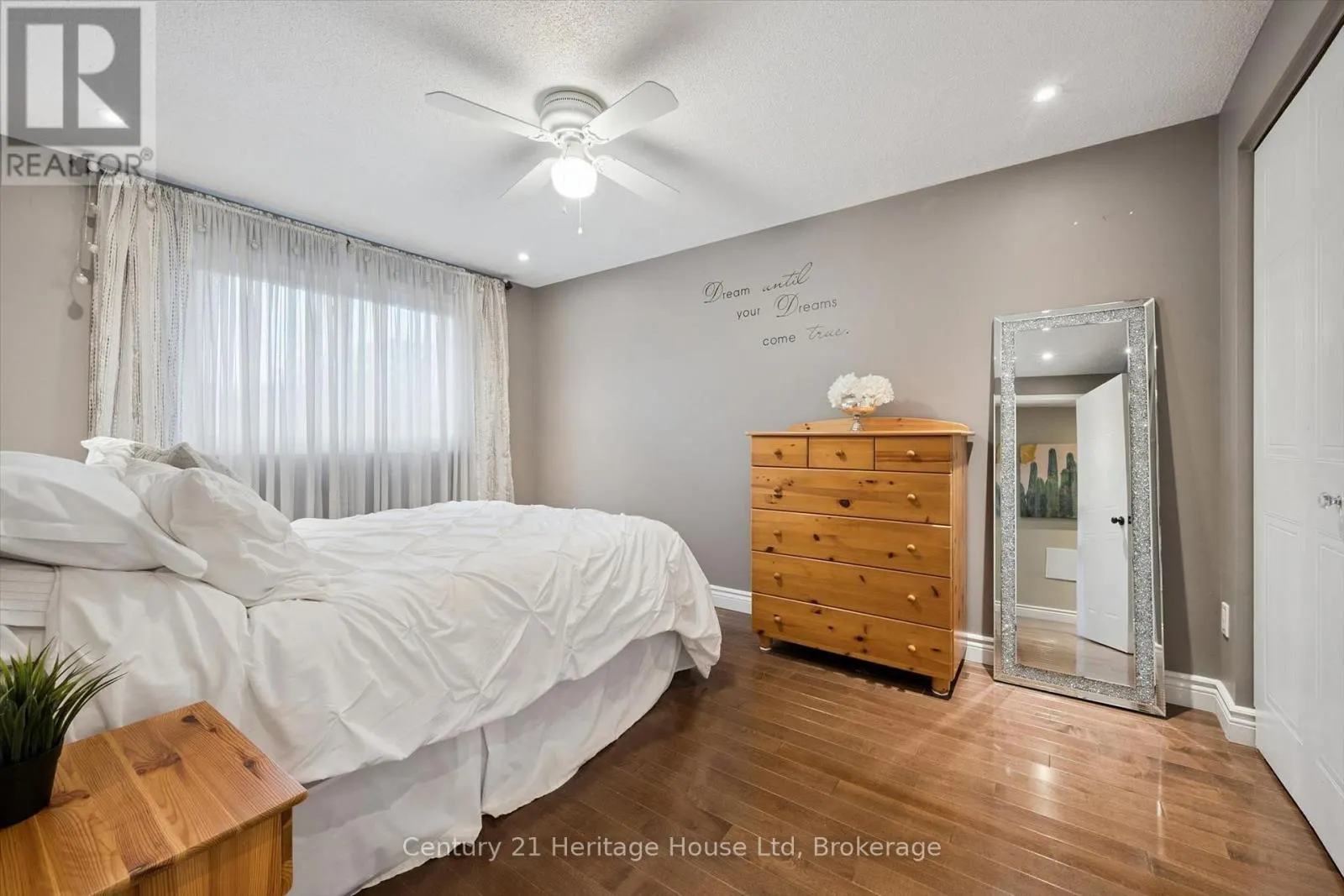 3 - 129 VICTORIA ROAD #3