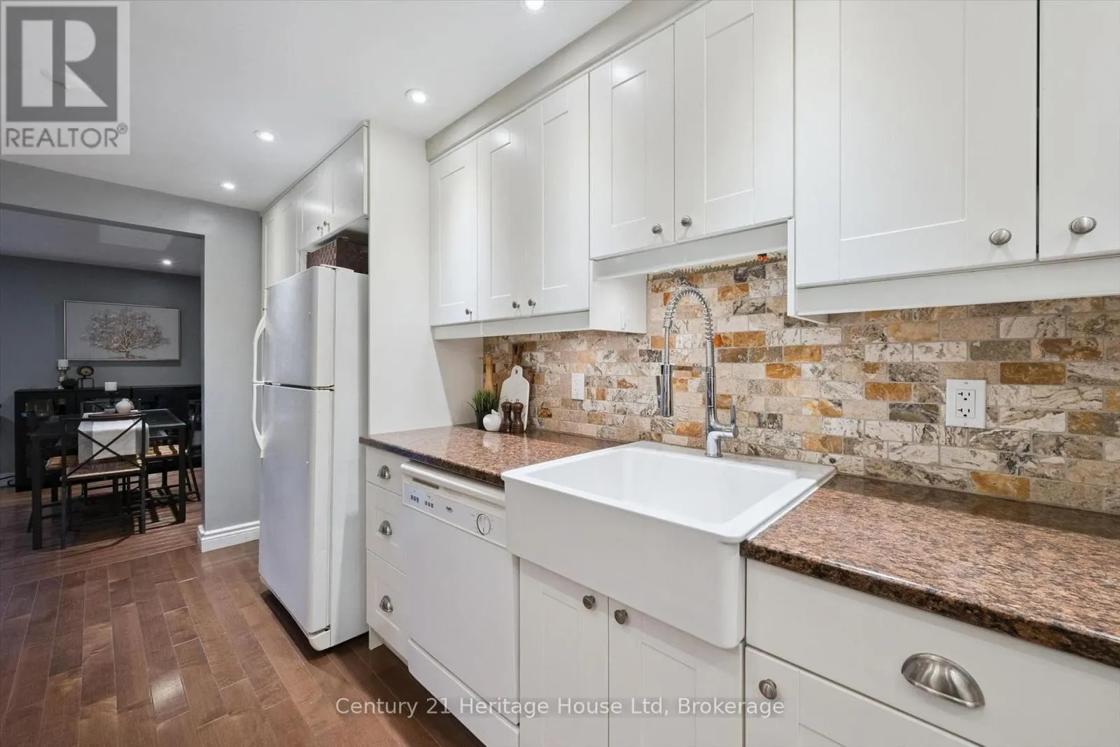 3 - 129 VICTORIA ROAD #3