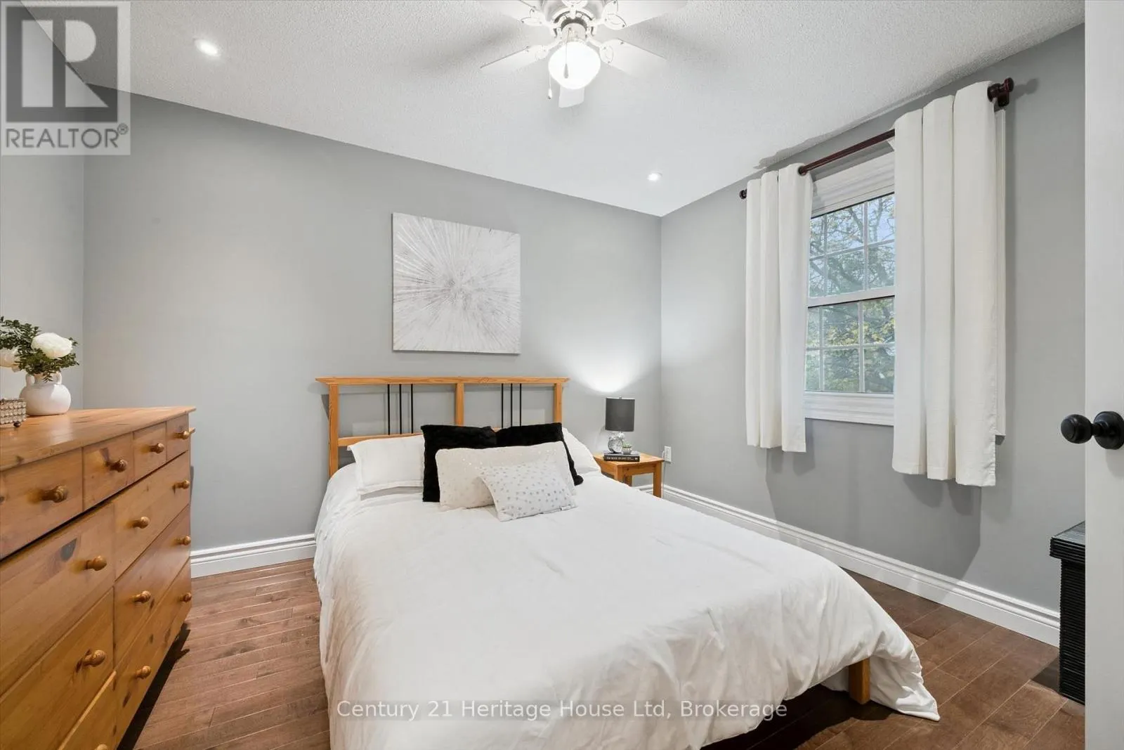 3 - 129 VICTORIA ROAD #3