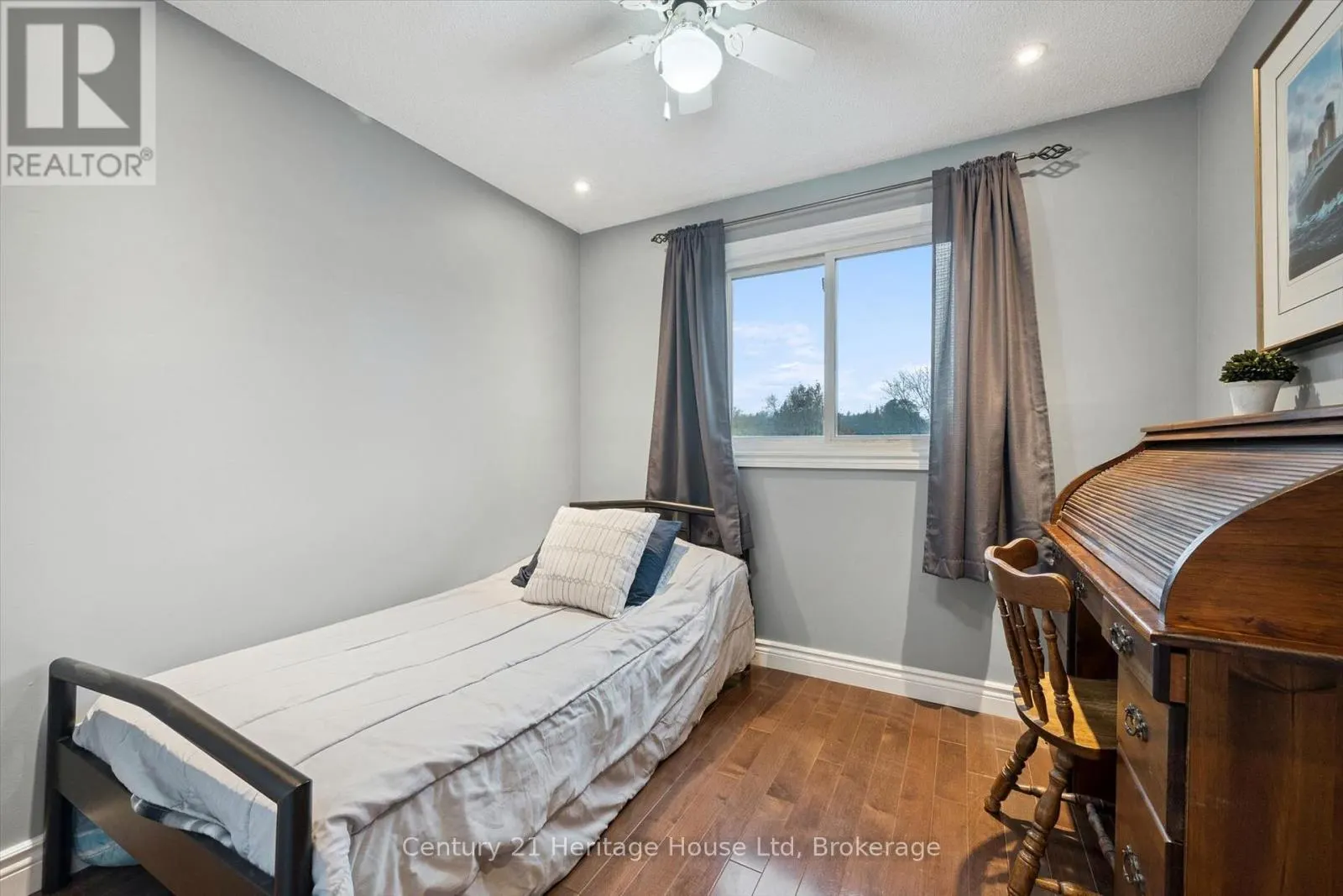 3 - 129 VICTORIA ROAD #3