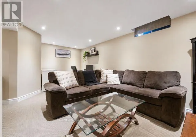 3 - 129 VICTORIA ROAD #3