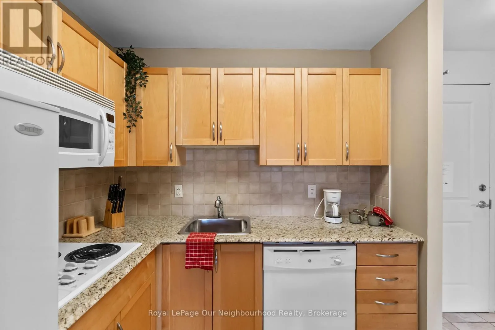 425 - 240 CHAPEL STREET #425