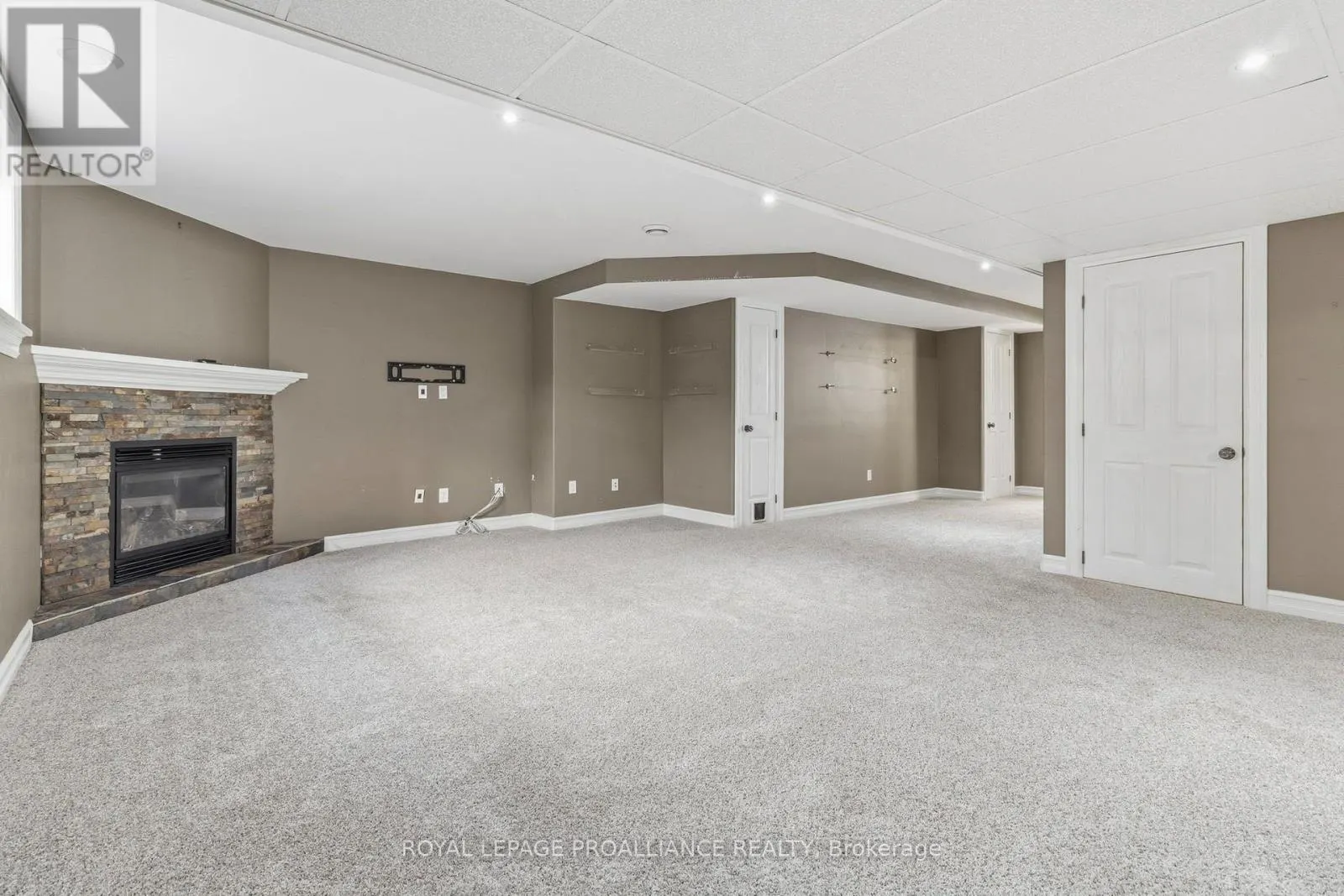 1034 FITZSIMMONS DRIVE