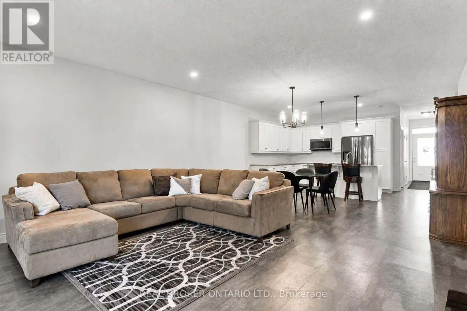 47 - 375 MITCHELL ROAD S