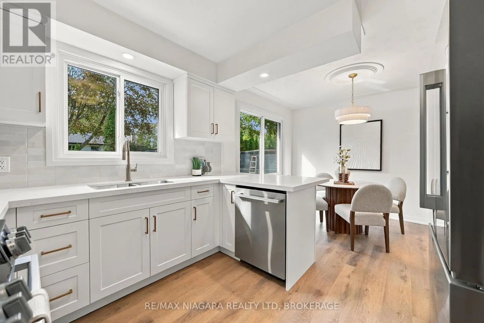 10 HIGHCOURT CRESCENT