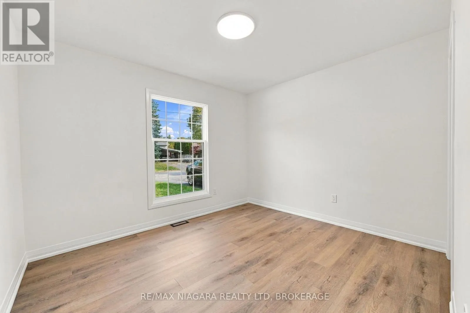 10 HIGHCOURT CRESCENT