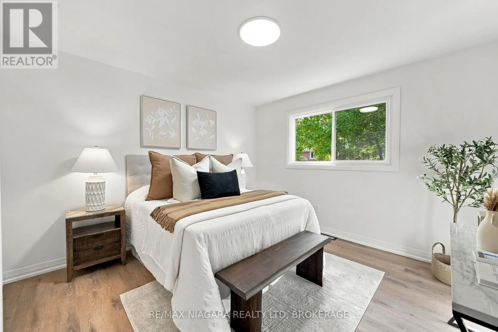 10 HIGHCOURT CRESCENT