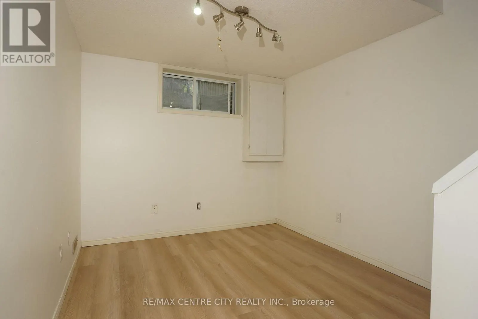 19 - 190 FLEMING DRIVE #19