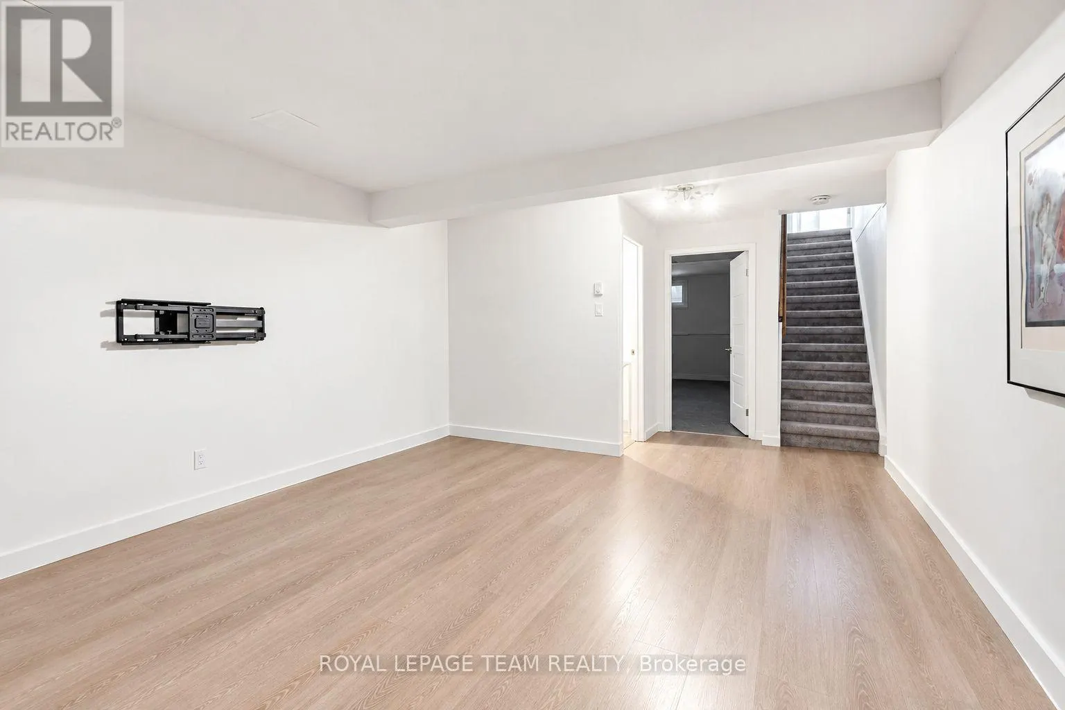62 - 811 CONNAUGHT AVENUE