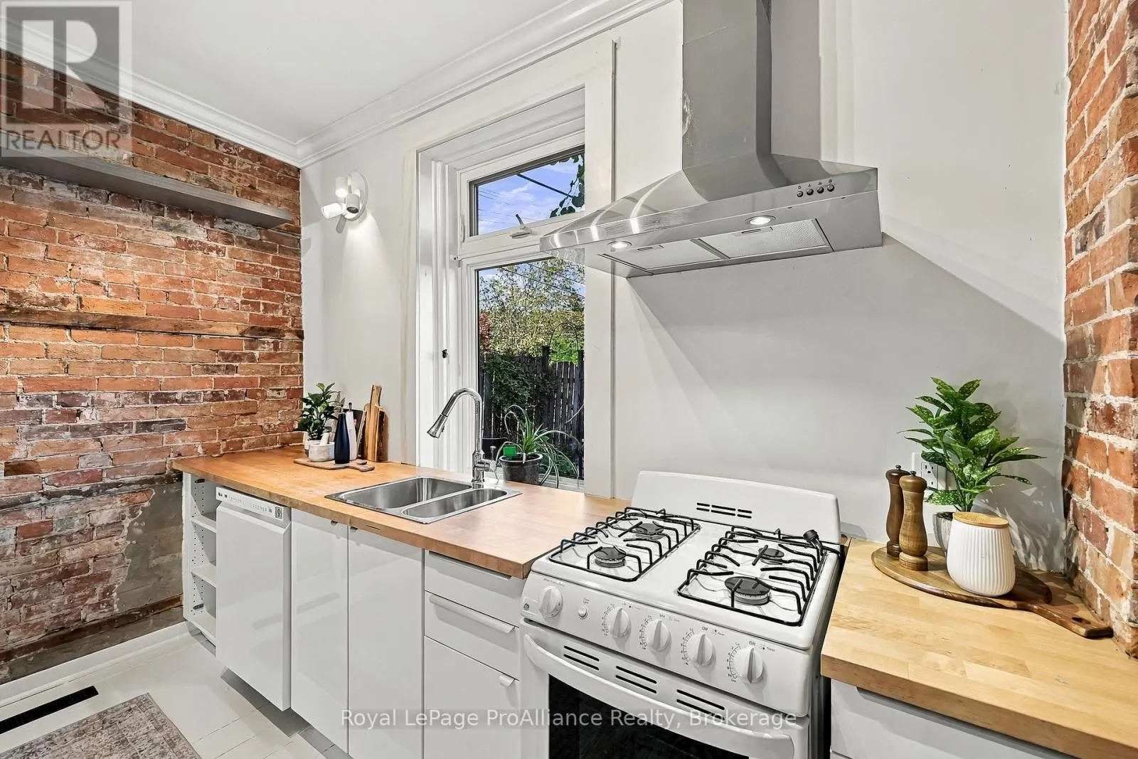 15 BRAMLEY STREET N