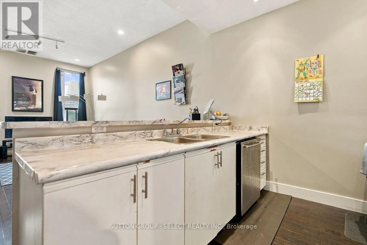 203 - 272 DUNDAS STREET #203