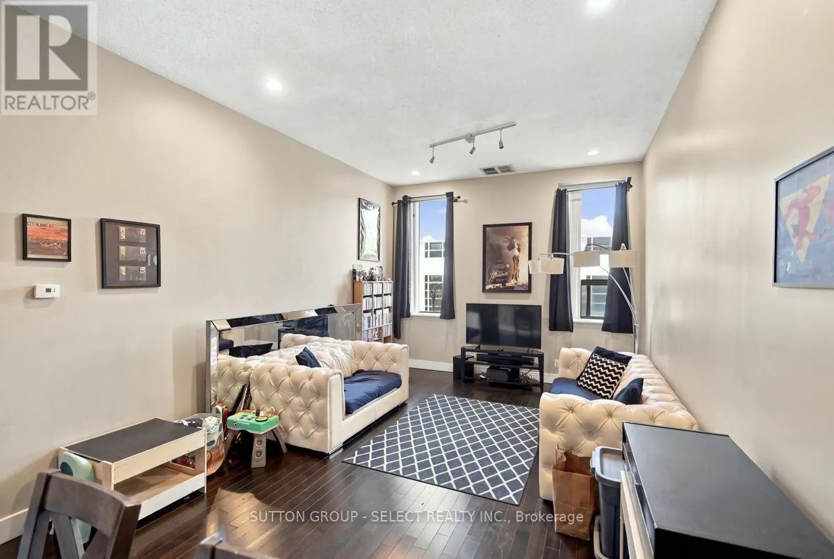 203 - 272 DUNDAS STREET #203