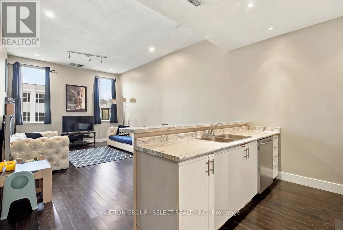 203 - 272 DUNDAS STREET #203