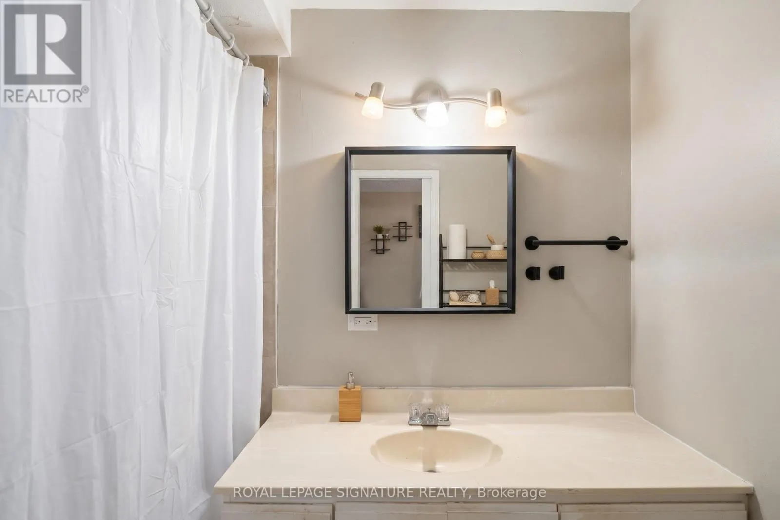 MAIN - 154 HUNTER STREET E