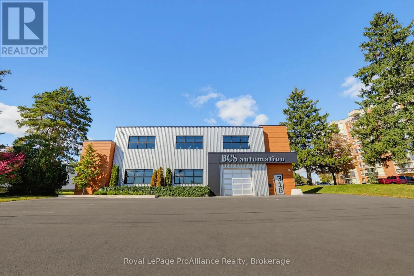 316 DUNDAS STREET E