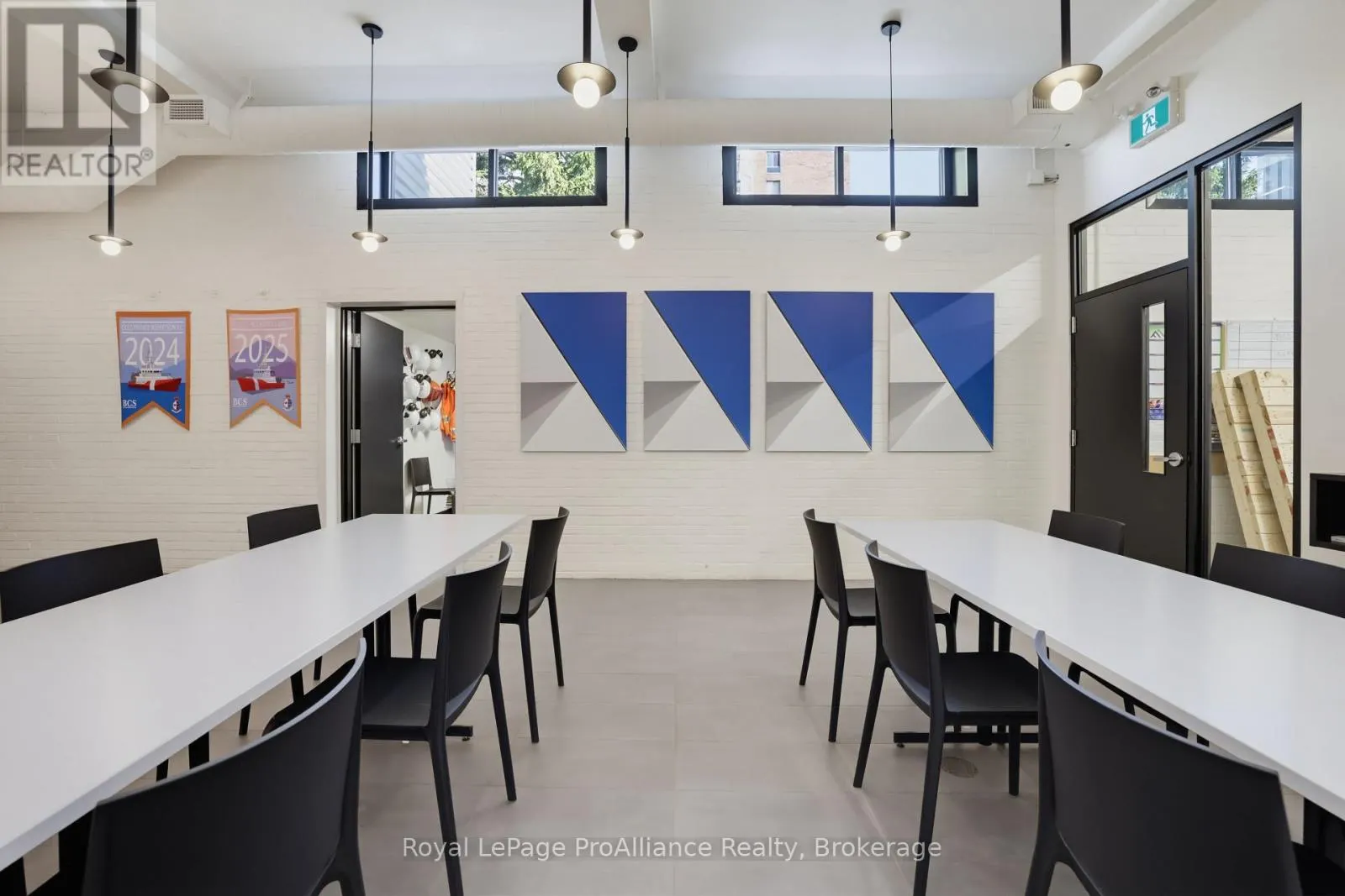 316 DUNDAS STREET E