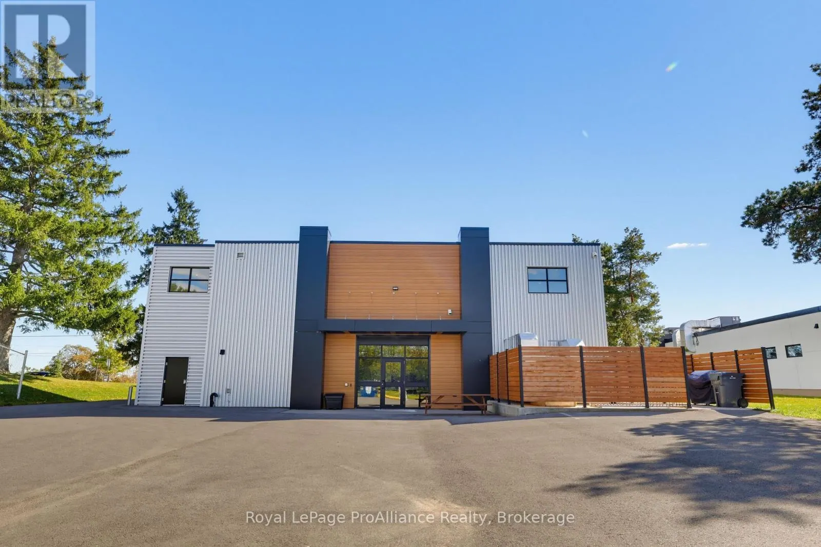316 DUNDAS STREET E