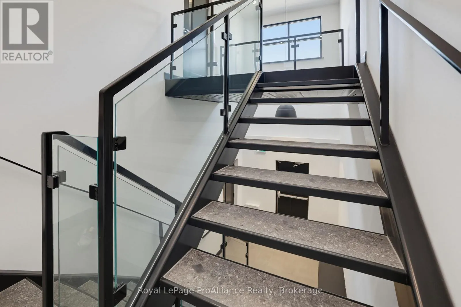 316 DUNDAS STREET E