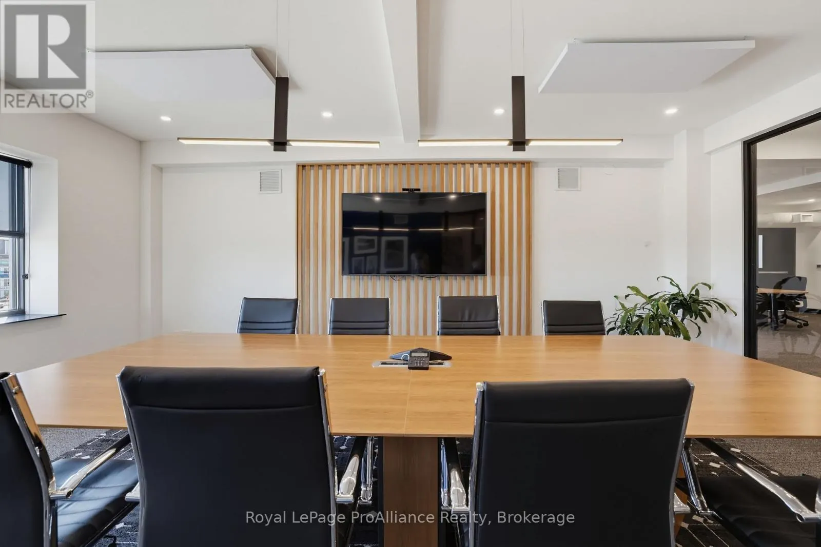 316 DUNDAS STREET E