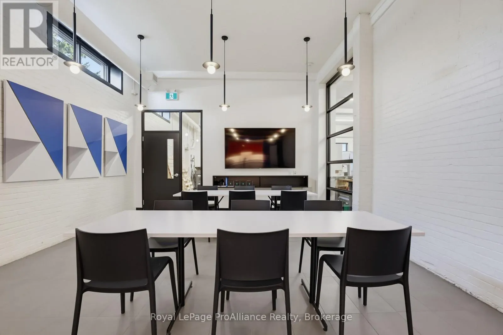 316 DUNDAS STREET E