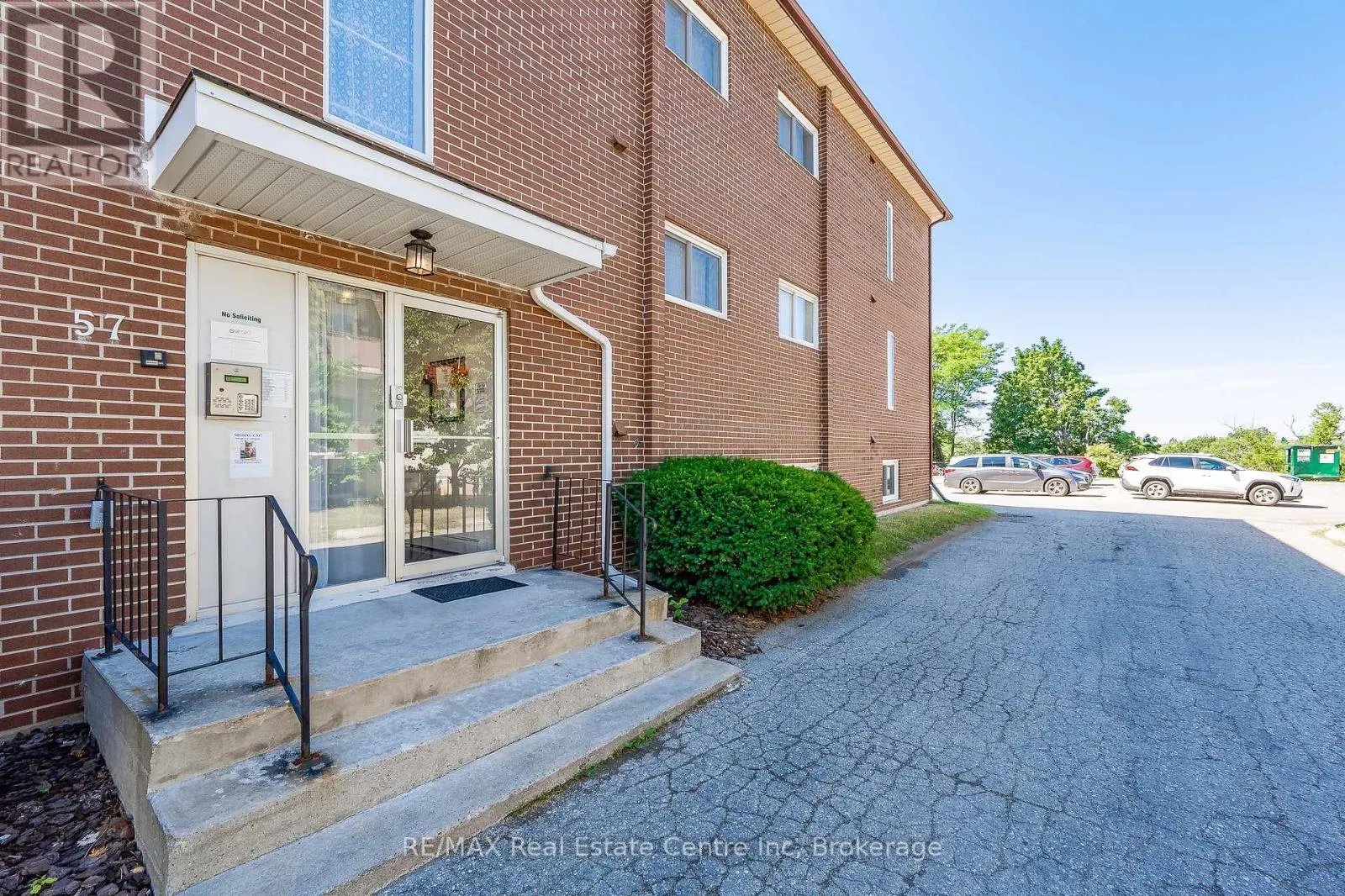 102 - 57 CONROY CRESCENT #102