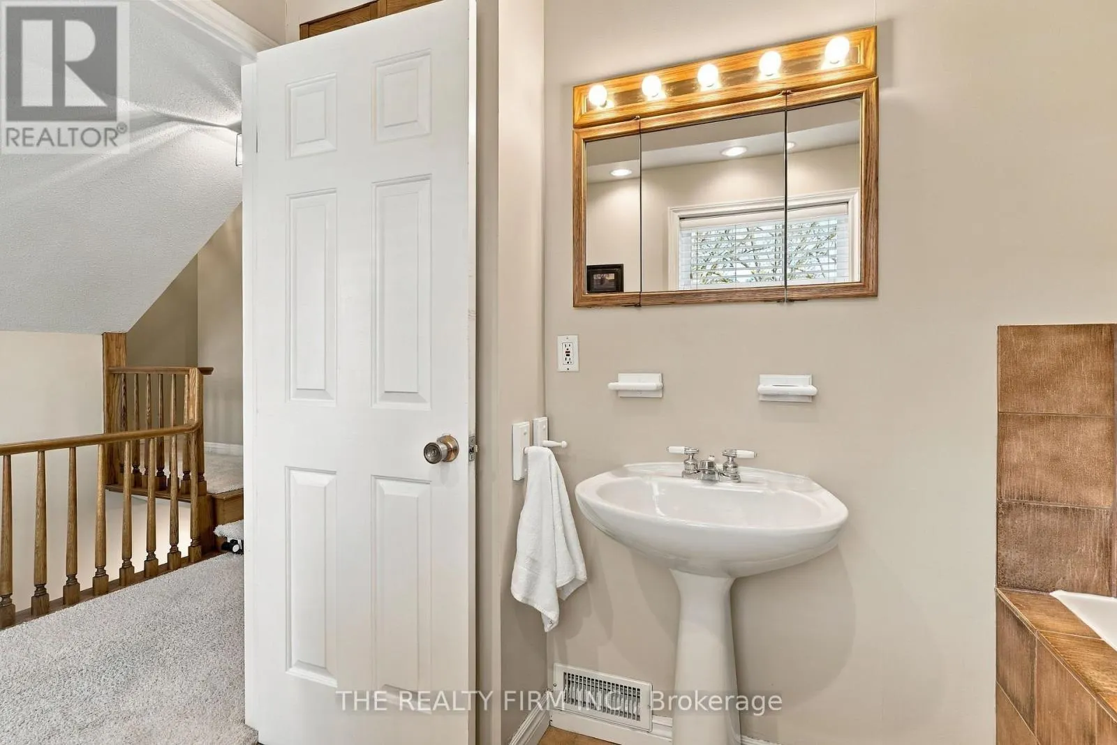 781 COMMISSIONERS ROAD W