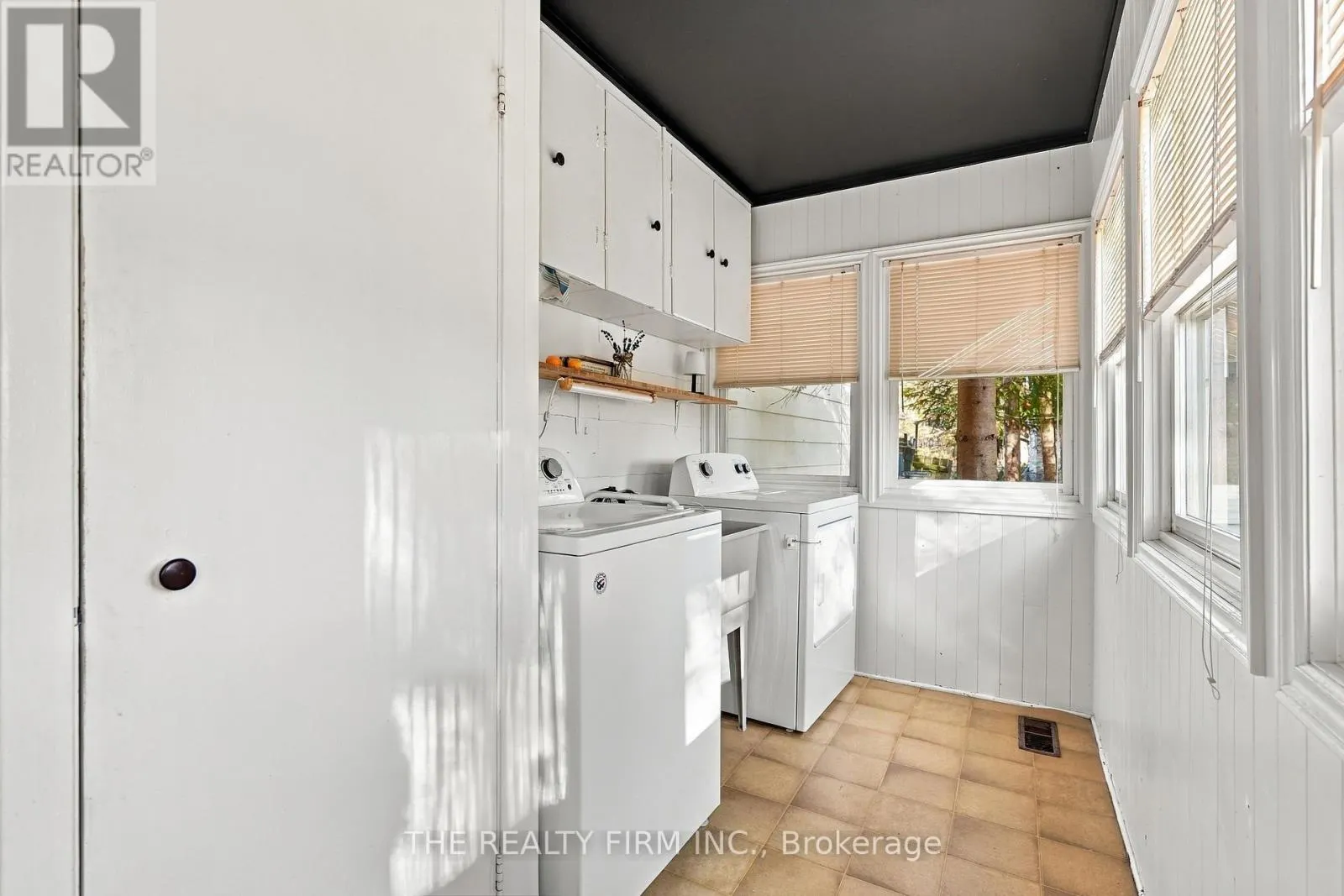 781 COMMISSIONERS ROAD W