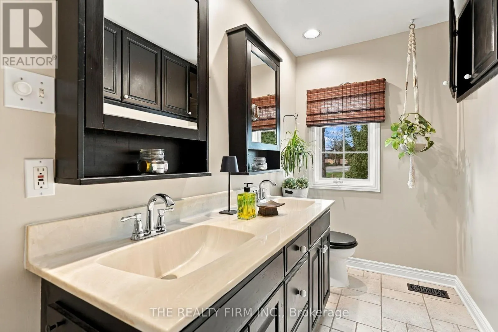 781 COMMISSIONERS ROAD W