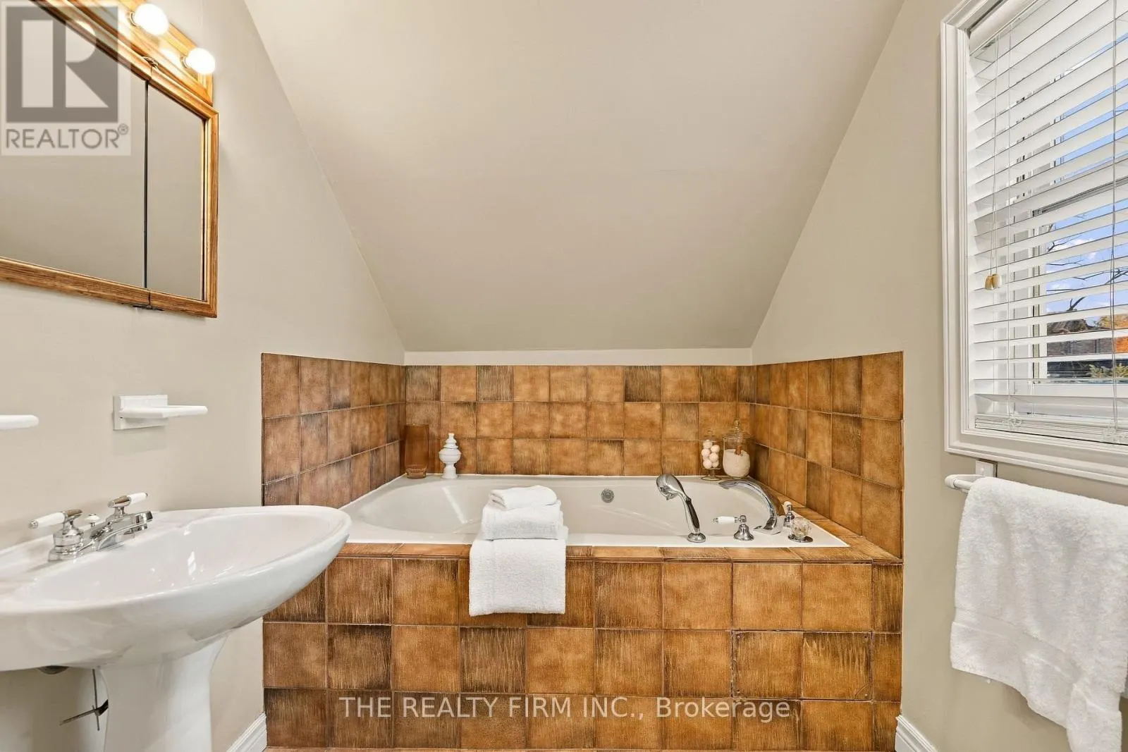 781 COMMISSIONERS ROAD W
